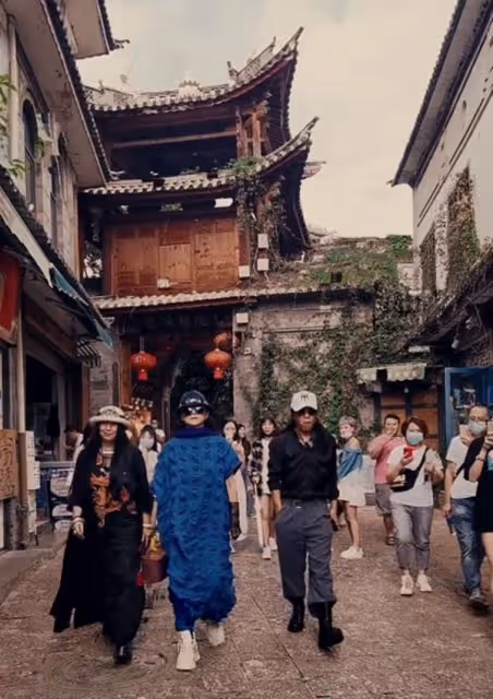 63歲楊麗萍近照美如畫,背背簍漫步油菜花田,及腰黑髮濃密似瀑布