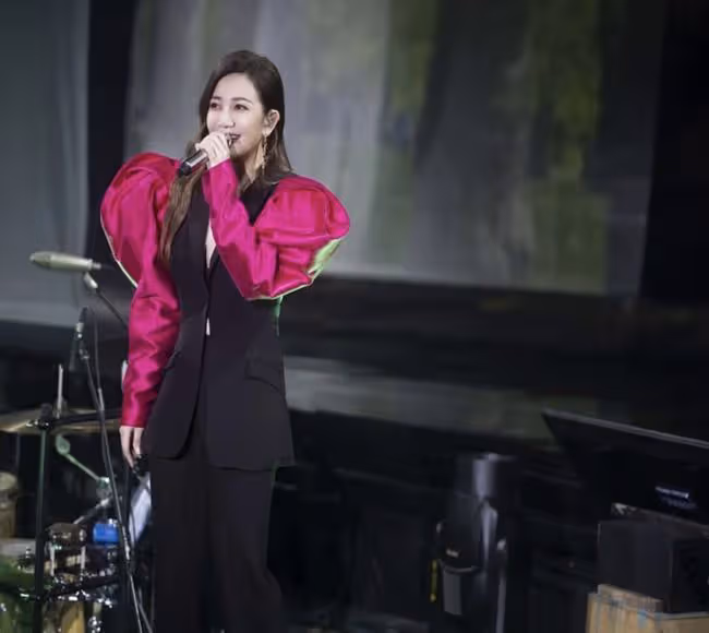 梁靜茹舉辦出道22年演唱會,難掩激動淚灑舞台,吳宗憲擔任嘉賓