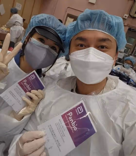 正能量!TVB知名模範情侶當義工包裝快速測試包,獲網友大讚有愛