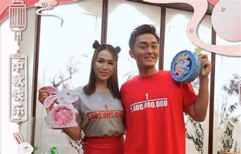 正能量!TVB知名模範情侶當義工包裝快速測試包,獲網友大讚有愛