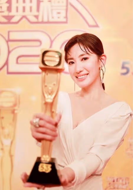 TVB上位小花蔣家旻憑台慶劇奪眼球，戲內成苦情女，戲外遇渣男