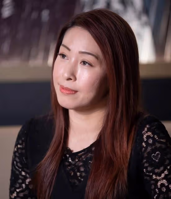 香港知名女星罕見現身!父親突然離世,轉型成地產經紀至今還單身