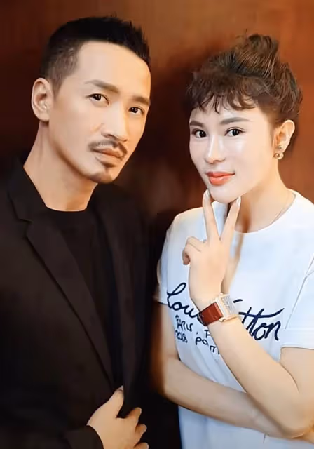 46歲何晟銘疑公開戀情!神秘美女曬多張合照,兩人曾同去高端酒店