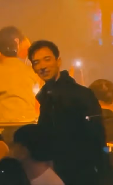 韋唯兒子私下生活曝光,戴大金鍊子夜店搖擺,疑手拿一沓鈔票揮霍