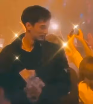 韋唯兒子私下生活曝光,戴大金鍊子夜店搖擺,疑手拿一沓鈔票揮霍