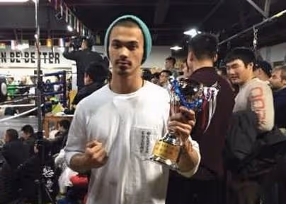 韋唯兒子私下生活曝光,戴大金鍊子夜店搖擺,疑手拿一沓鈔票揮霍
