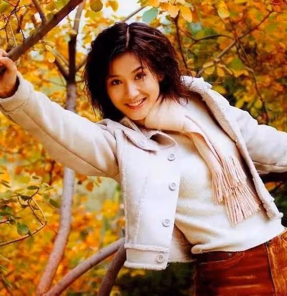 被大11歲二婚侯勇拋棄，獨自撫養女兒長大的潘雨辰，今現狀如何？