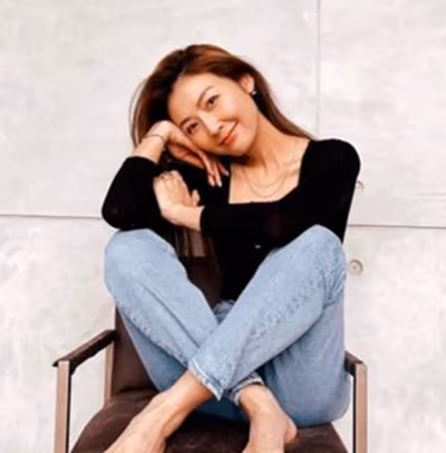 何潤東妻子拍性感大片!輕撩頭髮女人味十足,39歲結婚6年沒生娃