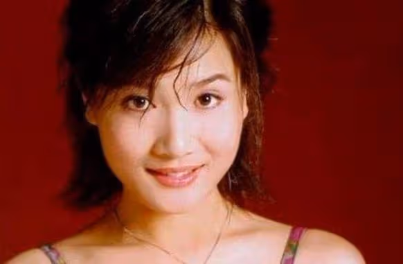 被大11歲二婚侯勇拋棄，獨自撫養女兒長大的潘雨辰，今現狀如何？