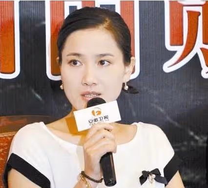 被大11歲二婚侯勇拋棄，獨自撫養女兒長大的潘雨辰，今現狀如何？