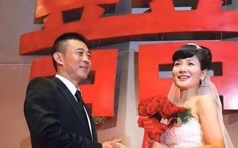 被大11歲二婚侯勇拋棄，獨自撫養女兒長大的潘雨辰，今現狀如何？