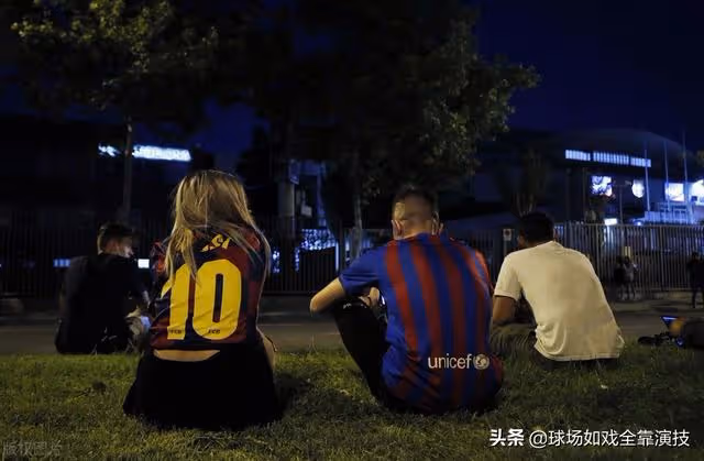 梅西返回巴塞隆納給妻子過生日,巴薩球迷喊話讓梅西去諾坎普看球