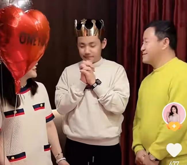 鄉愛長貴為兒子大辦生日會,老婆戴8萬金鐲現身,前妻女兒也在場
