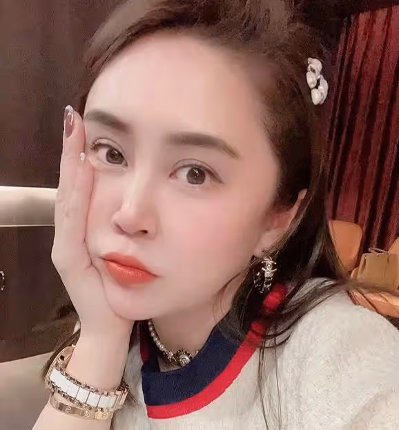 鄉愛長貴為兒子大辦生日會,老婆戴8萬金鐲現身,前妻女兒也在場
