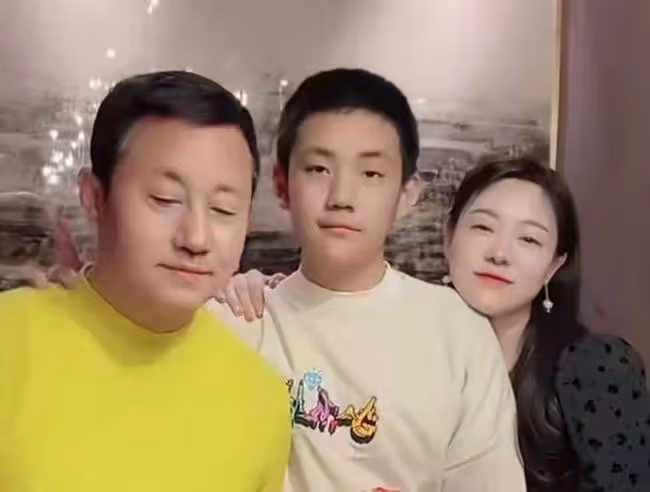 鄉愛長貴為兒子大辦生日會,老婆戴8萬金鐲現身,前妻女兒也在場