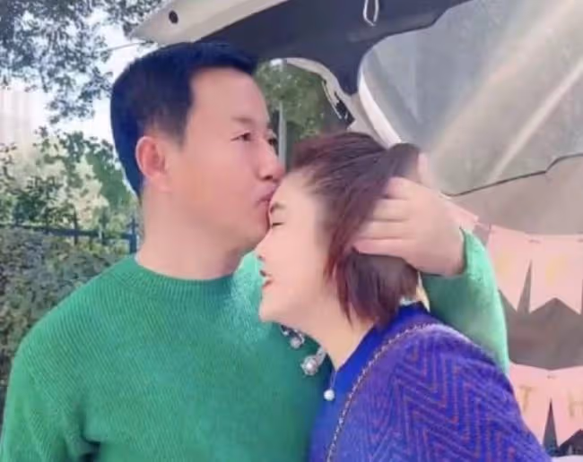 鄉愛長貴為兒子大辦生日會,老婆戴8萬金鐲現身,前妻女兒也在場