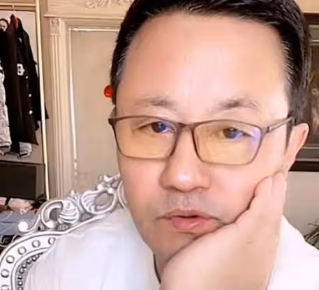 鄉愛長貴為兒子大辦生日會,老婆戴8萬金鐲現身,前妻女兒也在場