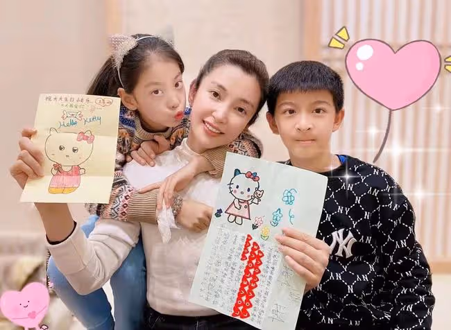 49歲李冰冰曬美照慶生,素顏白皙水潤似少女,倆外甥高顏值如親生