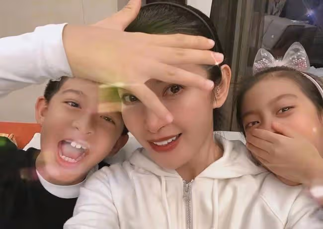 49歲李冰冰曬美照慶生,素顏白皙水潤似少女,倆外甥高顏值如親生