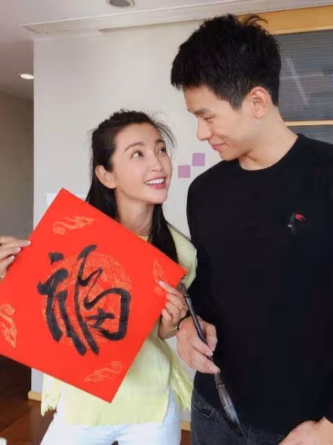 49歲李冰冰曬美照慶生,素顏白皙水潤似少女,倆外甥高顏值如親生