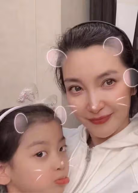 49歲李冰冰曬美照慶生,素顏白皙水潤似少女,倆外甥高顏值如親生