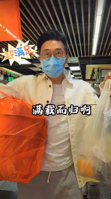 亞視影帝林韋辰定居內地大半年,攜美女高調逛菜市場,帥氣似小伙