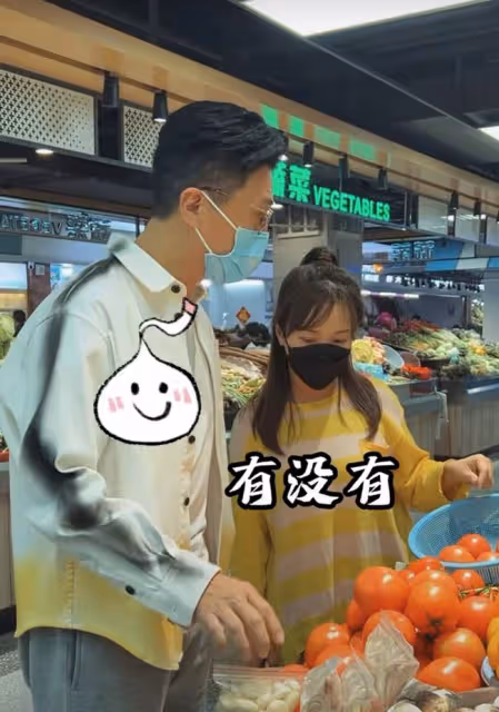 亞視影帝林韋辰定居內地大半年,攜美女高調逛菜市場,帥氣似小伙