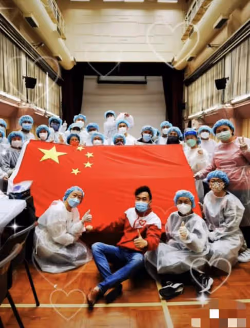 41歲港星攜女友做義工!穿防護服展示國旗,直言:感謝祖國的支援