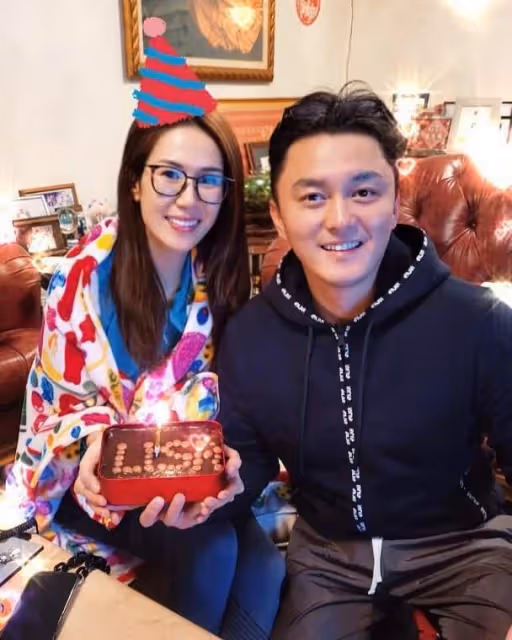41歲港星攜女友做義工!穿防護服展示國旗,直言:感謝祖國的支援