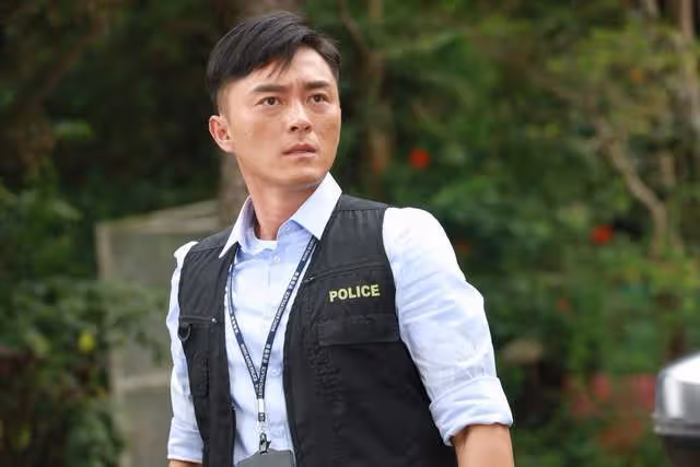 41歲港星攜女友做義工!穿防護服展示國旗,直言:感謝祖國的支援