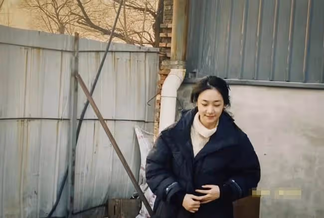 孫儷妹妹被指現身農村,站泥巴堆拍照衣服沾灰,披頭散髮不復精緻