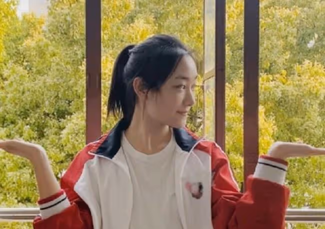 孫儷妹妹被指現身農村,站泥巴堆拍照衣服沾灰,披頭散髮不復精緻