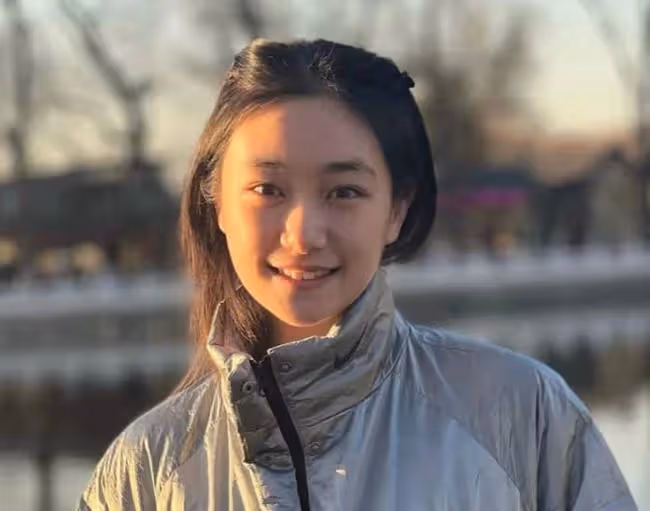 孫儷妹妹被指現身農村,站泥巴堆拍照衣服沾灰,披頭散髮不復精緻