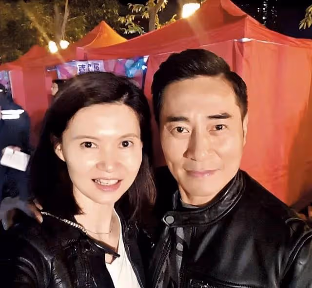 23歲女兒被指神似朱千雪,TVB御用配角歐瑞偉否認,兩人相差太遠