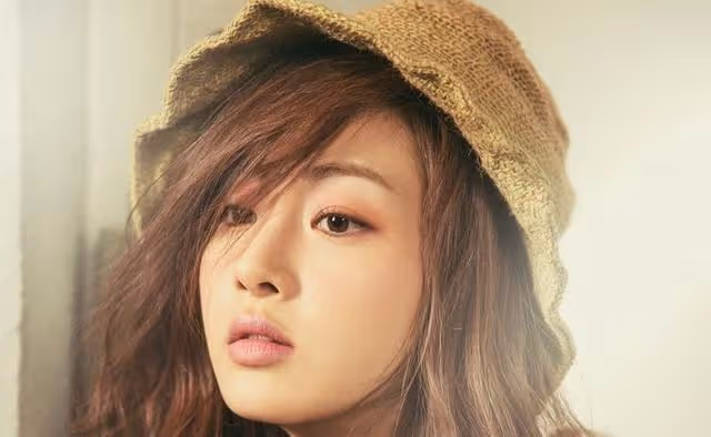 姜素拉嫁給圈外老公,因疫情低調完婚,育有一女,老公職業是醫生