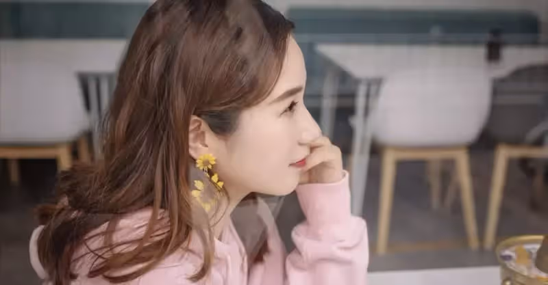 家庭聚餐，親友呼喚老婆端菜倒水，我憤怒掀桌：我老婆不是傭人