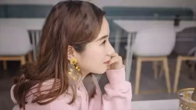 家庭聚餐,親友呼喚老婆端菜倒水,我憤怒掀桌:我老婆不是傭人