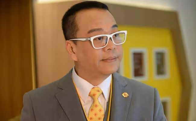 一次，記者採訪TVB小生歐陽震華：你最怕誰？  歐陽震華笑笑道：當然是荷姐啦