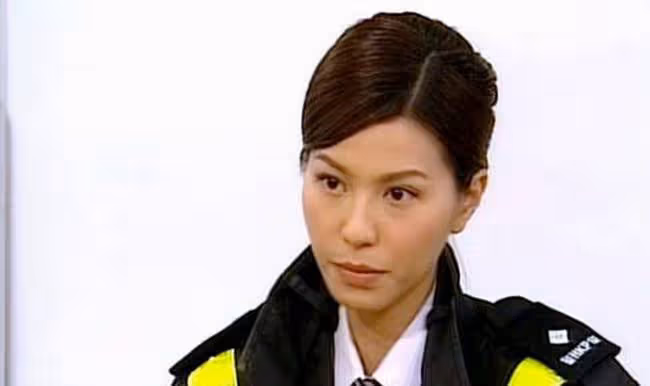 一次，記者採訪TVB小生歐陽震華：你最怕誰？  歐陽震華笑笑道：當然是荷姐啦