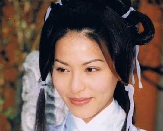 一次，記者採訪TVB小生歐陽震華：你最怕誰？  歐陽震華笑笑道：當然是荷姐啦
