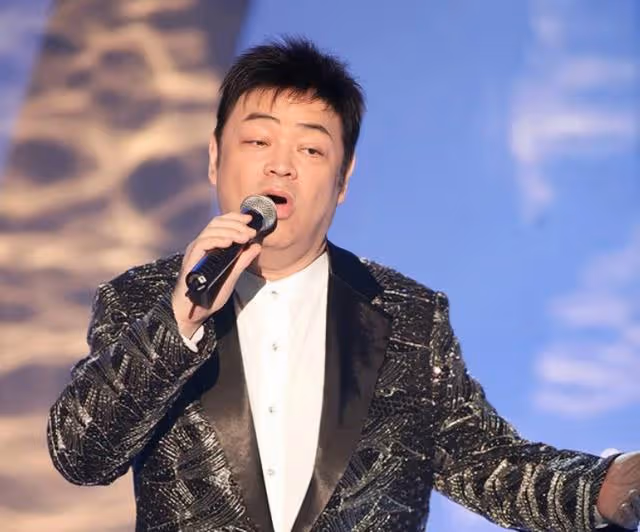 香港知名歌手確診後病情惡化!持續高燒多天,需靠4台呼吸機呼吸