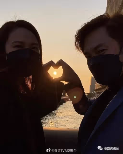 湯怡麥秋成結婚1周年放閃!陳法拉便服Look激似大學生
