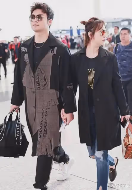 馬麗牽手老公走機場,穿破洞褲扎小啾啾挺顯嫩,不像比老公大11歲