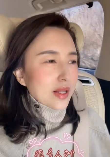 央視張蕾開6位數豪車出鏡,面色紅潤疑醉酒,下巴變尖被質疑整容