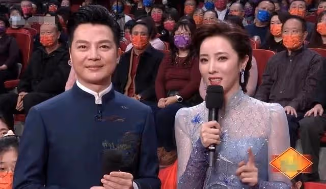 央視張蕾開6位數豪車出鏡,面色紅潤疑醉酒,下巴變尖被質疑整容