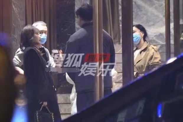 楊坤戀情疑曝光!深夜與一女子當眾摟抱,好友上前拉扯仍不願分開