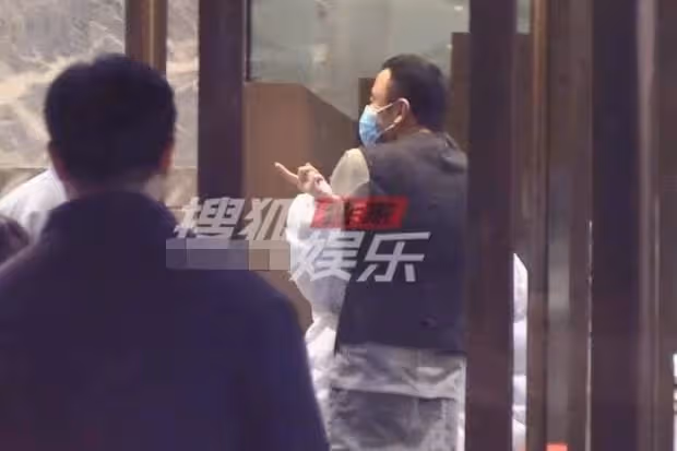 楊坤戀情疑曝光!深夜與一女子當眾摟抱,好友上前拉扯仍不願分開