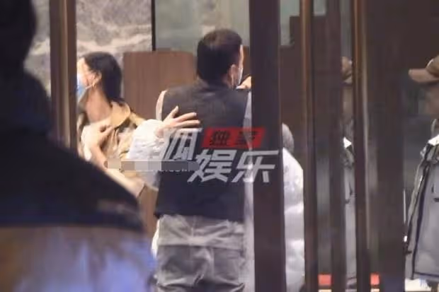 楊坤戀情疑曝光!深夜與一女子當眾摟抱,好友上前拉扯仍不願分開
