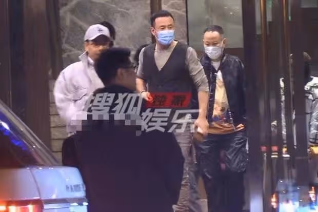 楊坤戀情疑曝光!深夜與一女子當眾摟抱,好友上前拉扯仍不願分開