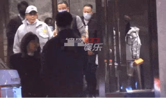 楊坤戀情疑曝光!深夜與一女子當眾摟抱,好友上前拉扯仍不願分開